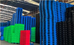 九脚托盘标注静载与堆码层数的换算关系：仓储堆垛的安全红线。真实案例告诉你怎么选塑料托盘工厂